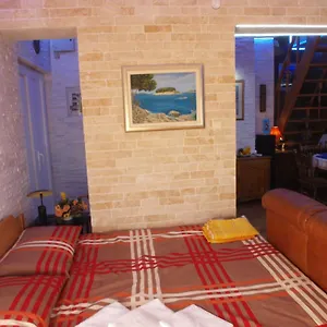 Apartament And Dalibor, Nin